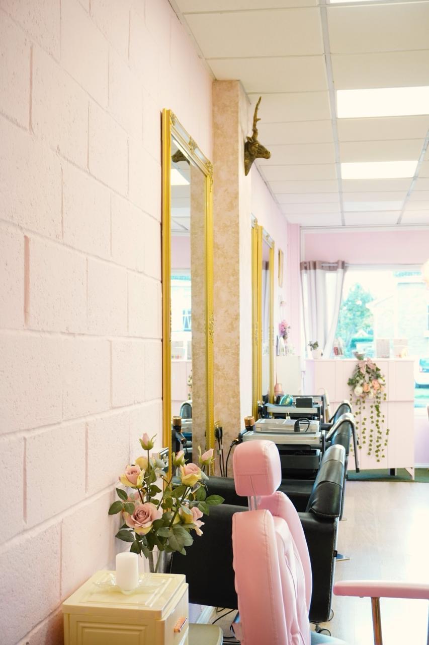 Naturally U’s hair styling stations, with gold mirrors and pink details